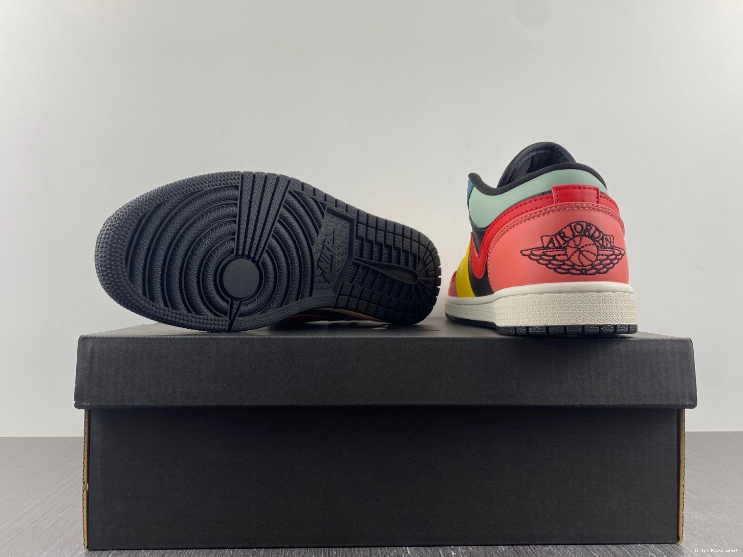 DN3739-060 Multi-Color Low (W) Black Jordan SE - Air 1 0109